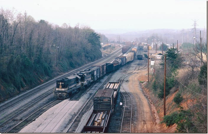 U23B 3922-2619 switch at the north end of Montview Yard, Lynchburg VA. On 04-12-1987. Southern Ry.